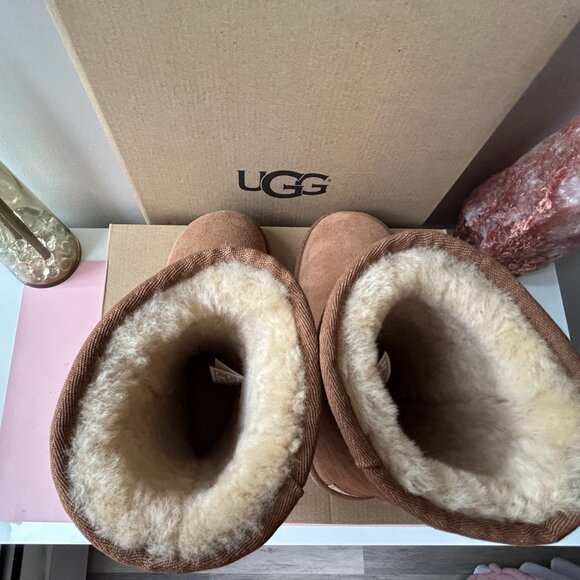 NWT Ugg Women's Classic Short II - Picture 9 of 13